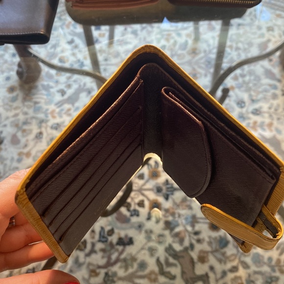 Authentic Louis Vuitton Epi bifold wallet - Picture 8 of 10
